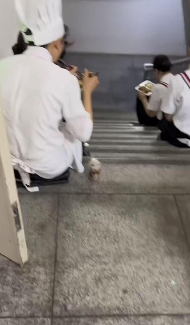 坐在桌上吃饭员工无奈只能蹲着吃饭AG真人国际网友吐槽西贝上班
